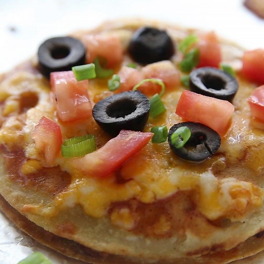 If you love the MEXICAN PIZZA at Taco Bell then you must try my copycat version. It is so much BETTER (and healthier) than the one from Taco Bell! 😍 Talk about an easy dinner! 😁 https://tastesbetterfromscratch.com/mexican-pizzas/ | Tastes Better From Scratch