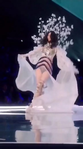 Ming Xi Fell on the Victoria’s Secret Fashion Show Runway, But Another Angel Was There To Help Her Back Up #victoriassecret