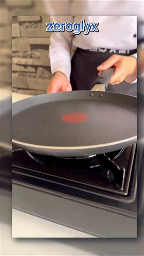 Spider Web Crepe Dessert 🕸✨ Ingredients Crepe Batter (1 cup = 200 ml): 1 egg • 100 ml milk • 75 g flour (3.5 tbsp) • 40 g starch (2 tbsp) 40 g rice flour (2 tbsp) • 20 ml oil (2 tbsp) 1 packet vanillin • 50 g sugar (2 tbsp) Cream: 200 ml liquid cream • 80 g whipping powder 60 g white chocolate • 1 tbsp oil Preparation Mix all crepe batter ingredients until smooth. Heat the pan fully, then lower to medium-low. Transfer the batter to a squeeze bottle (a mayonnaise or small-holed PET bottle works)