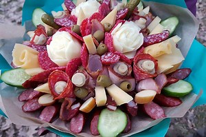 SLAVSKA PREDJELA - DEKORACIJA: kako servirati šunku, salamu, sir i salatu (VIDEO)