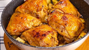 27K views · 39 reactions | Pui cu cartofi copti la cuptor Reteta scrisa aici: https://ideideretete.net/blog/pulpe-de-pui-cu-cartofi-copti-la-cuptor/ | Idei de retete | Facebook