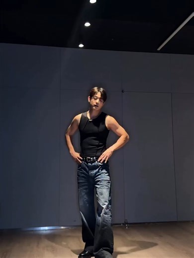 PAMASKO NI MINHO 😩 Minho of South Korean boy band SHINee gave fans an early Christmas treat by dancing to Tyla’s viral song “Chanel” on social media. Courtesy: SHINee / Instagram #BreakingNewsPH #GMAIntegratedNews