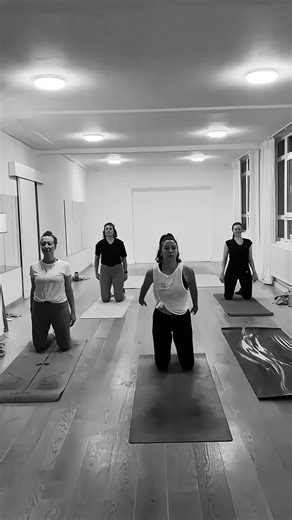 Yoga Dance Flow - Stand Up There are moments in life when everything feels heavy. Doubt. Fear. Uncertainty. But there is also a quiet voice inside that says keep going. This Yoga Dance Flow is about that voice. The one that reminds you to stand tall even when life feels overwhelming. Through breath. Through movement. Through strength in your body. Because sometimes the most powerful thing you can do is simply rise again. Strong flow. Grounded movement. Embodied courage. If you want to build stre