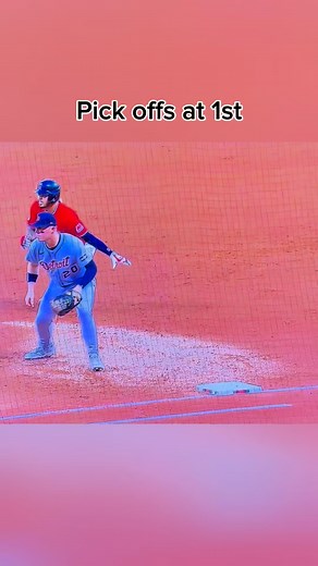 388K views · 1.3K reactions | Pick offs at 1st and how to receive the...