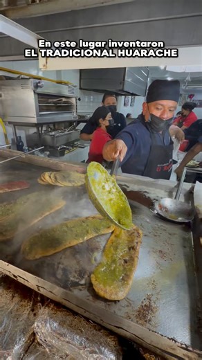 EL LUGAR QUE INVENTÓ EL TRADICIONAL HUARACHE El Huarache de Jamaica es un negocio que presume tener 100 años de trayectoria y con orgullo anuncian que son los inventores del huarache. Según su historia, nunca imaginaron que este platillo se volvería tan icónico para la gastronomía mexicana. Probamos el consomé de carnero que es bastante denso, con mucho sabor y con bastante carne suavecita. Muy bueno para quitar la cruda. El huarache principal es el de costilla y se entiende el por qué. Se lleva