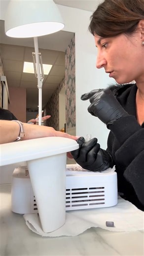 72K views · 1K reactions | Quand la copine de la cliente s’installe à côté avec son carnet, note tous les produits, pose 1000 questions… pensant qu’elle allait repartir avec une formation gratuite.  Le culot ! Ce métier, même sans diplôme d’État, demande une vraie formation, de la technique et du respect. #formation #prothesisteongulaire #humour | Josephine Funny Pranks 5 | Facebook