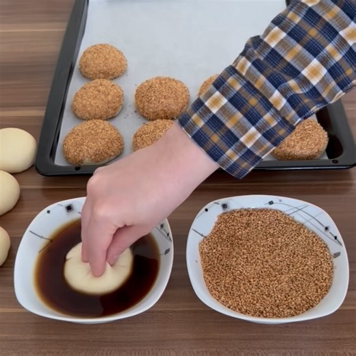 Nazlı Işık Yordanagil ⚕ on Instagram: "Tüm Tepsi Anında Bitti❗️Böyle Yumuşacık Bir Tarif Yok❗️Çıtıt Çıtır Gevrek Simit Poğaça Tarifi👌 Tarif isteyenler yoruma bir kalp💜 rica edebilir miyim? Denemek isteyenlere şimdiden afiyet olsun 🌺 Malzemeler 1 bardak su (200 ml) 1 yemek kaşığı şeker 1 paket kuru maya (10 gr) 1 bardak ayçiçek yağı (200 ml) 1 bardak su (200 ml) 1 tane yumurta 6 bardak un (720 gr) İç dolgusu için kaşar peyniri 2 yemek kaşığı pekmez 100 ml su 200 susam"