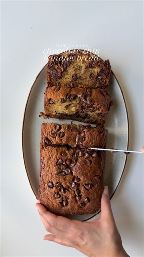 Iram Mansoor on Instagram: "Chocolate chip banana bread 🍌 3 ripe (330g) bananas, peeled and mashed 8 tbsp (113g) unsalted butter, melted 1 egg, room temp 1/3 cup(67g) granulated sugar 1/2 cup (100g) brown sugar 1 tbsp vanilla bean paste 1/3 cup (80g) sour cream or greek yogurt 1 1/2 (190g) cup all purpose flour 1 tsp baking soda Pinch of salt 1 cup (170g) semi sweet chocolate chips Method: Preheat the oven to 350 F. Line a 9*5 loaf pan with parchment paper. Make wet batter In a large mixing bow