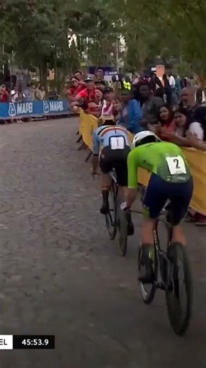 *THE* shock of the season?! 😮 Remco Evenepoel overtook Tadej Pogacar in the world champs ITT 🫨