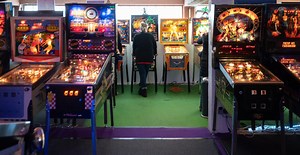 12 Seattle Bars With Fun Activities