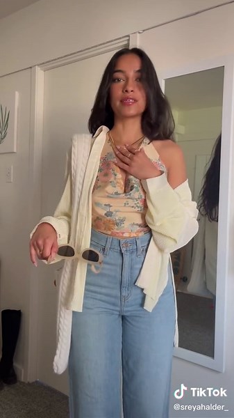 I randomized each category 3 times and look how cute the final look is @Levi’s #leviscollegepartner #liveinlevis #vestire #grwm #outfit #fashion #randomize #fyp