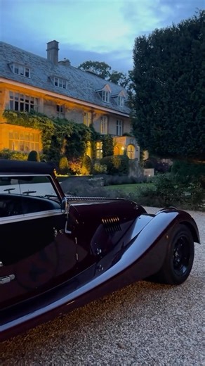 Who are you inviting for an evening at this Cotswolds manor?😍⁠ ⁠ By @theaurasoverviews⁠ ⁠ #igmansions #thecotswolds #englishmanor #luxurystays #luxuryhomes | IG Mansions