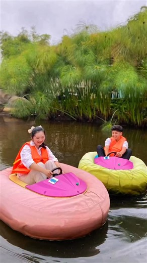 WE Family Outbound | Lembang on Instagram: "Tabrak sana tabrak sini sambil ketawa terbahak-bahak 😁😆 ini bukan balapan biasa tapi tabrakan yang bikin bahagia sambil terombang ambing kecil tapi bahagianya besar lohh 😆🥰🌿😄💚💚 Save dulu buat rencana main berikutnya ya. 👉 Yuk, masukin ke list liburan kamu 🥰🥰🥰🌿🌿 #dusunbambu #wisatabandung #placetovisit #wisatalembang #bandung #bandunghits #wisata #reelsviral #reelinstagram❤️"