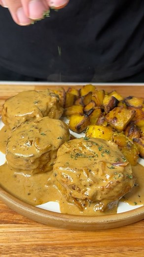 Andres Simon on Instagram: "ROLLS DE MATAMBRITO: Un clásico, pero de una manera distinta 🐷🙌🏻 • Matambrito de cerdo, que corte tan noble! El otro día vi esta receta de @santigiorgini y me pareció espectacular! Me fui directo a la carnicería en búsqueda de un Matambrito y salió este platazo! Te aseguro que si lo haces, vas a quedar increíble 🥰 • 𝕀𝕟𝕘𝕣𝕖𝕕𝕚𝕖𝕟𝕥𝕖𝕤: • 1 Matambrito de Cerdo 🐷 (el mío pesaba 1.2kg) • 4cdas Mostaza + 1cda de Miel 🍯 + 1 Diente de Ajo Rallado 🧄 + Sal y Pimi