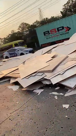 Lepas Sling Satu unit truk trailer muatan triplek merosot dan tercecer di Pantura Subah Batang, kamis, 29 mei 2025 . . . . #truk #muatantriplek | Batang Solution info