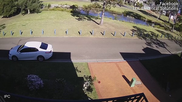 Man is repeatedly swooped by a Magpie in Mount Annan