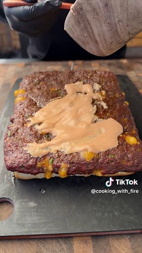 Smoked Cheeseburger Sliders 🍔🔥 • 2 lbs ground beef • 1 lb sharp cheddar (cubed) • 3 jalapeños, diced • 2–3 tbsp steak seasoning Mix it up and form one giant 1-inch thick patty on a baking sheet. Smoke: • 250°F • Cook to 165°F internal (about 60–75 min) Sauce: • 1 cup mayo • 2 tbsp ketchup • 2 tbsp spicy brown mustard • 1 tsp steak seasoning • 1 tbsp sriracha • 1 tbsp honey Build: • 12-count King’s Hawaiian rolls (buttered & toasted) • Sauce bottom buns → smoked patty → more sauce → top buns • 