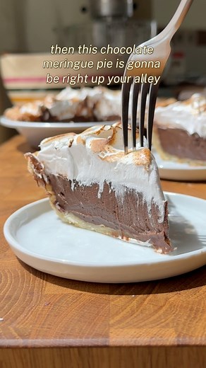 📌 Save this for your next dinner party or holiday gathering! This Chocolate Meringue Pie is a true classic—and it’s making a comeback in the best way. Between the creamy chocolate custard, buttery crust, and fluffy toasted meringue, it’s the kind of dessert that gets people talking (and asking for seconds!). Here’s how to make it at home 👇 ⸻ Chocolate Meringue Pie Recipe 🥧 Pie Crust: Use your favorite store-bought or homemade crust. Pre-bake it until golden and cooled. 🍫 Chocolate Custard Fi