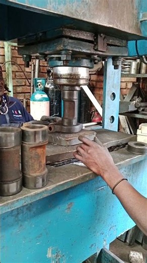 EASILY PRESSING IN PINS IN EXCAVATOR' TRACK CHAIN LINKS USING HYDRAULIC PRESSING MACHINE IN WORKSHOP