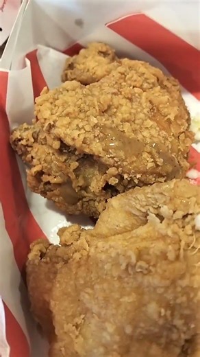 aqui comiendo pollo. y vamonos a trabajar gustan