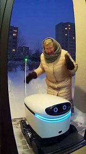 Чужой против Хищника: Бабушка и Робот-курьер 🤖❄️