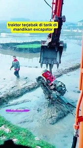 Dua traktor terjebak dua excapator membatunya #traktorterjebak #excapator | Vhan Diesel