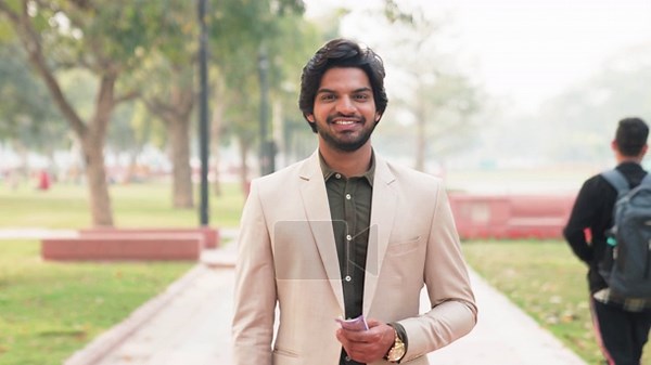 Indian Businessman Counting 100 Rupees Indian Bank Notes Stock Video Footage - Alamy