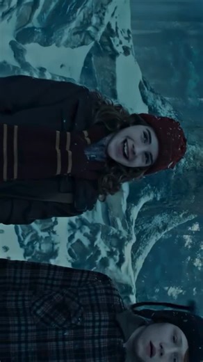 La parola che non dico on Instagram: "10 curiosità su Harry Potter: 1️⃣ Il nome Voldemort deriva dal francese e significa “furto della morte” 💀🇫🇷 2️⃣ J.K. Rowling ha scritto parte del primo libro in un bar di Edimburgo ☕✍️ 3️⃣ Hogwarts ha 142 scale che cambiano direzione 🔄🏰 4️⃣ Il Patronus di Harry è un cervo, come quello di suo padre 🦌💫 5️⃣ Daniel Radcliffe ha rotto più di 80 bacchette durante le riprese 😅🪄 6️⃣ Il cappello parlante voleva mettere Harry a Serpeverde 🐍🎩 7️⃣ Dobby non d