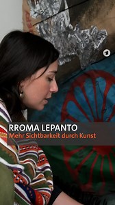 Porajmos — das Verschlingen. So nennen viele Rom:nja den Völkermord durch die Deutschen im Nationalsozialismus. Die Künstlerin Luna de Rosa beschäftigt sich mit der Diskriminierung und Ausgrenzung von Roma. Ihr Werk mit dem Titel "RʳOMA LEPANTO" erinnert an ein schreckliches Ereignis, das schon über 450 Jahre zurückliegt, und ist vom 30. Januar bis zum 25. April 2025 in Berlin in der Galerie Kai Dikhas zu sehen. | ttt - titel thesen temperamente