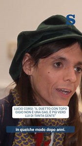 "Sono davvero fiero di duettare con Topo Gigio": Lucio Corsi, in gara a Sanremo con ‘Volevo essere un duro’, ha scelto il personaggio per la serata delle cover. "Gli diede voce per la prima volta nel 1958 Modugno, il primo cantautore a vincere al Festival. Ora, con 'Nel blu dipinto di blu', è come se rincontrasse la sua canzone dopo anni". Intervista di @stezap Video di @davidecavalleri_ #Sanremo2025 #luciocorsi #topogigio #volevoessereunduro #davedere @lucio_corsi | La Stampa