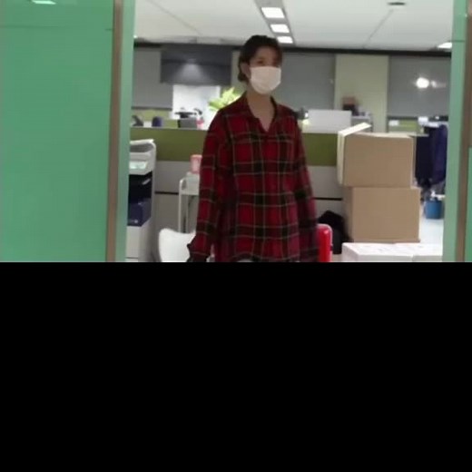 ไอยู ชูนิ้วกลาง