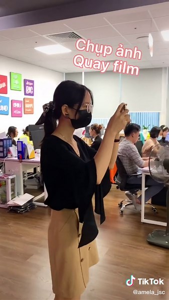 Mọi người cứ hỏi tôi làm truyền thông là làm gì 🧐🤨 #amela #xuhuong #trending #fyp #viral #amelajsc #office #truyenthong #foryourpage
