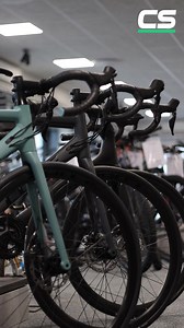 Trænger hjelmen til at blive skiftet ud? 🤔 Farten kan hurtig blive høj på en racercykel; derfor er det også vigtigt med den helt rette racerhjelm når du skal ud og prøve kræfter med landevejen. Find din nye hjelm på Cykelshoppen.dk 📦 Fri fragt til pakkeshop ved køb over 349,- ♻️ 365 dages returret ⭐ 4,6 stjerner på Trustpilot ( 3.700 anmeldelser) ❗ Prismatch: Vi matcher danske webshops | Cykelshoppen.dk