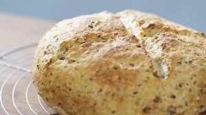 ¡Reto superado! Aquí está la vídeo-receta para hacer pan de molde en casa, ¡sencillo y delicioso! 🍞❤️ Dale a "ver más" para acceder a la receta escrita 😋 | AMC