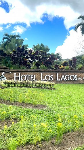 ¡La verdadera entrada al paraíso! 🌺 En Hotel Los Lagos, estamos emocionados de poder recibirte y brindarte una estadía placentera. Desde un espacios de relajación, con piscinas de agua fría, aguas termales y spa; hasta actividades al aire libre, como cannopy, tour a caballo y senderos. Sumérgete en una experiencia inolvidable donde cada detalle está diseñado para cautivarte. 🦥 ¡Te esperamos! 🍃 Contáctanos al https://wa.me/50689861000 📞 #hotelLosLagos #hotelenlafortuna #aguastermales #daypass