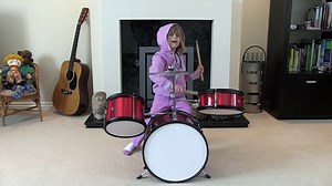Cette petite fille joue de la batterie comme une pro grâce à un petit montage vidéo - Vidéo Dailymotion
