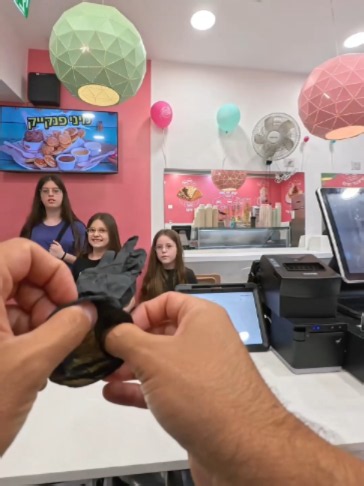 לפעמים מגיעות אלינו משפחות שפשוט משאירות חיוך ❤️ המשפחה הזאת הגיעה אלינו אחרי ביקור בשגרירות ארצות הברית והחליטה להתפנק בגלידה תאילנדית 🍦🇺🇸 שתי הבנות המתוקות רצו להתחלק במנה, אז כמובן שחילקנו להן את הגלידה לשתי כוסות כדי שכל אחת תוכל ליהנות. מאחלים לכם טיול מדהים בארצות הברית, מלא בחוויות, צחוקים וזיכרונות טובים. ונשמח מאוד לראות אתכם שוב אצלנו כשתחזרו! 📍 יאמי יאמי תל אביב דיזנגוף סנטר #יאמי_יאמי #דיזנגוף_סנטר #דיזנגוף #תל_אביב #גלידה_תאילנדית #משפחה #ארצות_הברית #גלידה_בתל_אביב #קינוחים_בתל