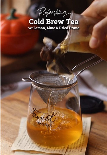 Cold Brew Tea, rasa lebih ringan & lebih rendah kafein dari teh yg di rendam air panas (hot brew). Boleh brew guna teh saja, atau campur bahan2 lain macam sistur buat ni.. refreshing💦 COLD BREW TEA ------------------ 2 Uncang Teh 5-6bj Asam Boi 1 bj Hirisan Lemon (buang kulit) 1 bj Hirisan Limau Nipis (buang kulit) 1/2 bj Kulit Lemon (buang bahgian putih) 1/2 bj Kulit Limau Nipis (better skip sebab sedikit pahit) 1 liter Air Masak (sebaiknya air ditapis- suhu bilik atau sejuk pun boleh) . • Sim