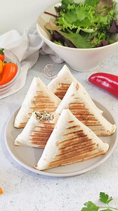 Tacos triangulaire au poulet tikka 👇recette👇 Voici une façon originale de réaliser un french tacos. Pour le pliage je suis allée au feeling et je trouve que le résultat est pas mal du tout. Ce tacos est délicieux il est composé d’une galette de tortilla le tout garni d’une sauce blanche, de pomme de terre rösti et de lamelles de poulet saveur tikka . Pour refermer le tacos j’ai mélangé 1 c. Soupe de farine avec 3 c. Soupe d’eau vous allez obtenir une pâte. C’est facultatif c’est pour souder l’