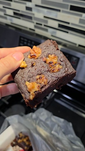 Stop wasting your money 💰 Here’s a rich, fudgy low-carb brownie recipe: 6 large eggs 1 cup heavy whipping cream 1 ½ cups almond flour ¾ cup unsweetened cocoa powder 1 cup granulated erythritol (or your favorite keto sweetener) ½ cup melted butter or coconut oil 1 tsp baking powder 1 tsp vanilla extract ¼ tsp salt (Optional) ½ cup walnuts or sugar-free chocolate chips | TIA Wellness