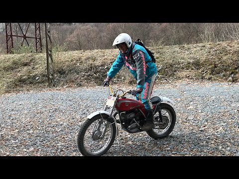 Trial Bultaco 250 vintage . Moto trial classic rénovée essais. Vidéo 4K . Sous-titres.