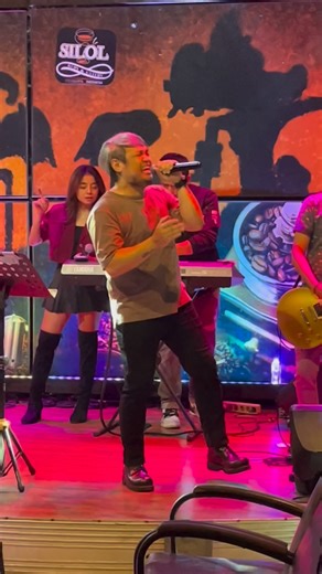 Silol Kopi & Eatery on Instagram: "Konser Musik Tiap Hari di Silol Kopi! 🎤✨ Setiap malam di Silol, selalu ada suara merdu, jogetan seru, dan vibes yang hidup! Konser musik malam ini bersama @metropolisbandjogja @ole.dipo @larasatinms @franshddrummer @dhanlubis @andreas_bassist_bobby 💃🏻✨ Konser musik 20:00 -00.00 WIB🌃 ... Buka 24jam - Tempat Luas, Parkir Luas - Live Music, Free WiFi - Meeting Room, Mushola - Giant Screen & Projector - Ruang VIP (No Smooking Room,AC,Interior ikon Jogja) - Roof