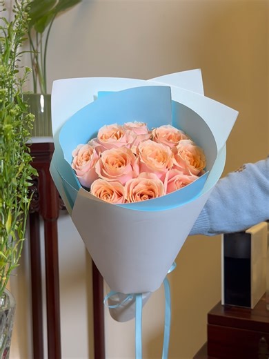 pastel dreams & ocean eyes 🎀🌊 #diy#rose#blue#white#bouquet#billieeilish