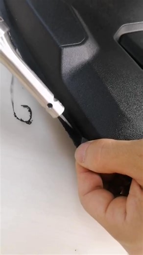 How to get clean, burr-free edges on automotive plastic parts?  Ultrasonic plastic cutting. This video shows an ultrasonic cutting knife trimming the edges of an automotive cover, removing burrs efficiently without melting or damaging the part. ✔ Smooth edges ✔ Less dust ✔ Better appearance ✔ Suitable for automotive plastic components A smart solution for plastic trimming and finishing in automotive production. | Blsonic Ultrasonic Automation Machinery Co., Ltd | Facebook