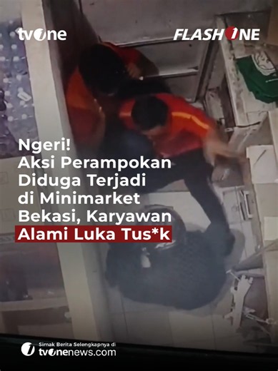 Aksi peramp*kan diduga terjadi di salah satu gerai minimarket di wilayah Bekasi pada Rabu (1/7) dini hari. Dalam insiden tersebut, dua karyawan menjadi korban pengani*yaan, sementara salah satunya mengalami luka tus*k dan dilarikan ke rumah sakit. Berdasarkan informasi yang beredar, peristiwa terjadi sekitar pukul 02.58 WIB. Pelaku diduga membawa kabur uang di dalam brankas serta sejumlah barang berharga lainnya sebelum melarikan diri sekitar pukul 03.41 WIB. Hingga kini, kasus tersebut masih da