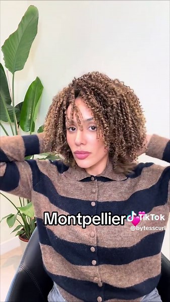 ✨ Balayage miel sur cheveux bouclés ✨ Un éclaircissement tout en douceur pour illuminer la chevelure sans casser la boucle 🍯🌀 Résultat : des boucles lumineuses, naturelles et pleines de relief #curlygirl #colorationcheveux #balayage #montpellier #miel