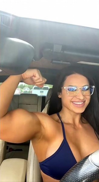 Female bodybuilder flexing crazy big biceps - bodybuilding motivation