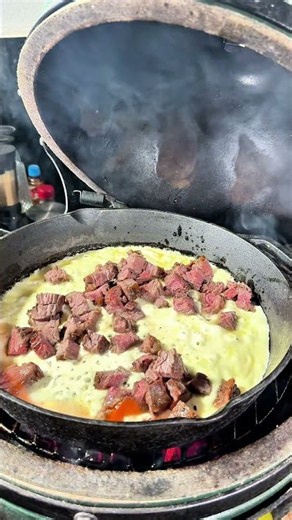 Queso fundido al mezcal. En cast iron con arrachera. Así se come el Queso Fundido en Torreón🔥