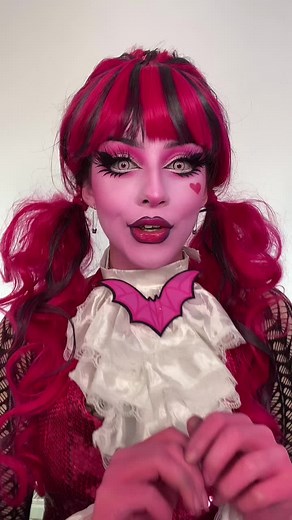 Meet Draculaura: Dracula's Daughter | Monster High