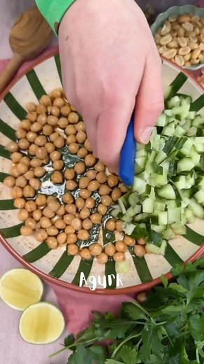 Kikærtesalat! 🌈🌱 Den her salat er så nem at lave. Og så er den frisk, sprød og smager så godt! Den er genial både som tilbehør til en karryret eller som let aftensmad eller dejlig frokost.👏 Husk at lade kikærterne marinere lidt i dressingen😇 Opskrift⬇️ Tilbehør til 4 og helt måltid til 2😊 Du skal bruge: - 2 spsk olivenolie - 2 lime, saften - 1 tsk salt - 1 tsk chilipulver - 1 dåse kikærter - 2 dl hakkede krydderurter, kunne være koriander eller persille - 1 avocado - 1 mango - 1 agurk - 1/2